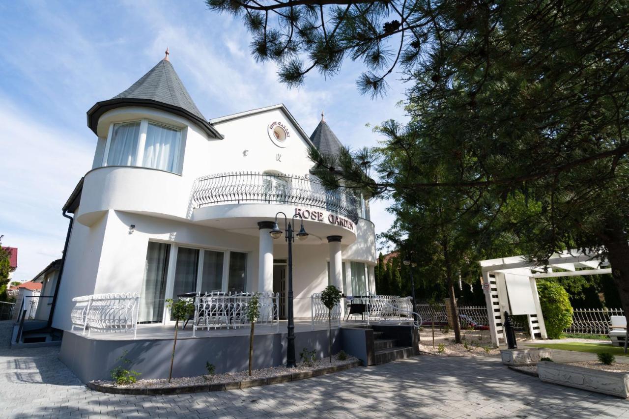 Villa Rose Garden Nyíregyháza Exteriör bild