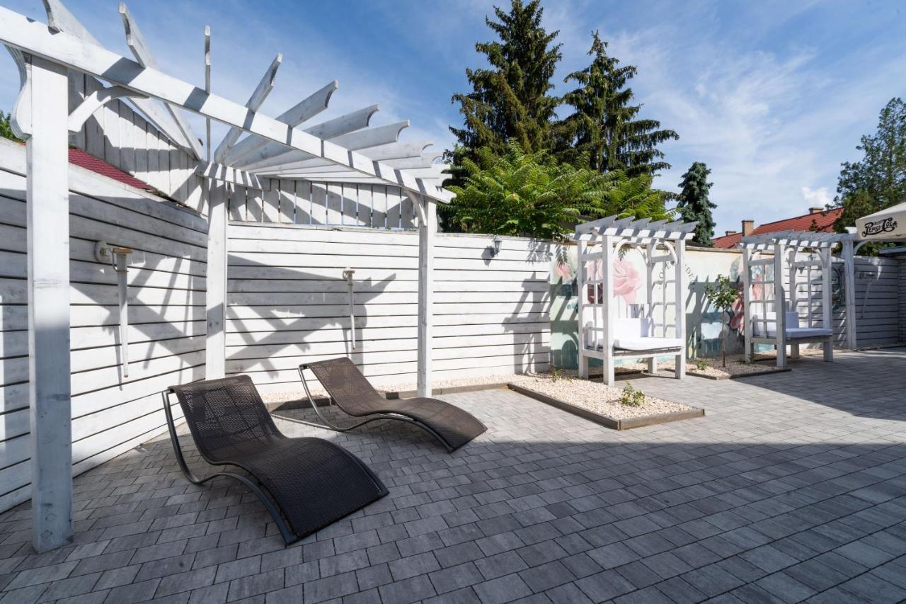 Villa Rose Garden Nyíregyháza Exteriör bild