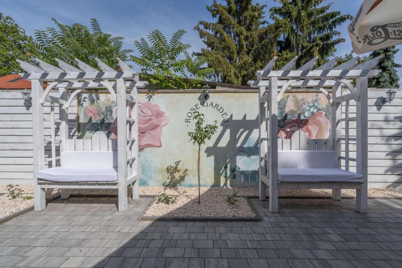 Villa Rose Garden Nyíregyháza Exteriör bild