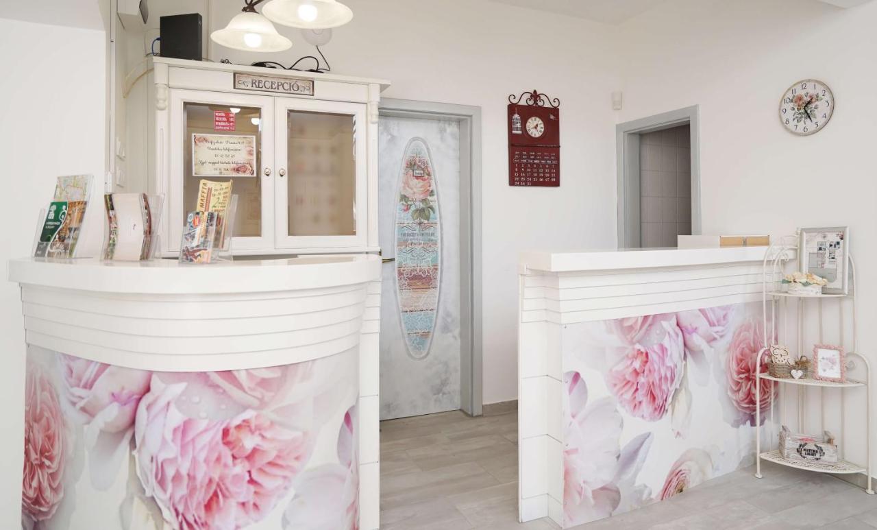 Villa Rose Garden Nyíregyháza Exteriör bild