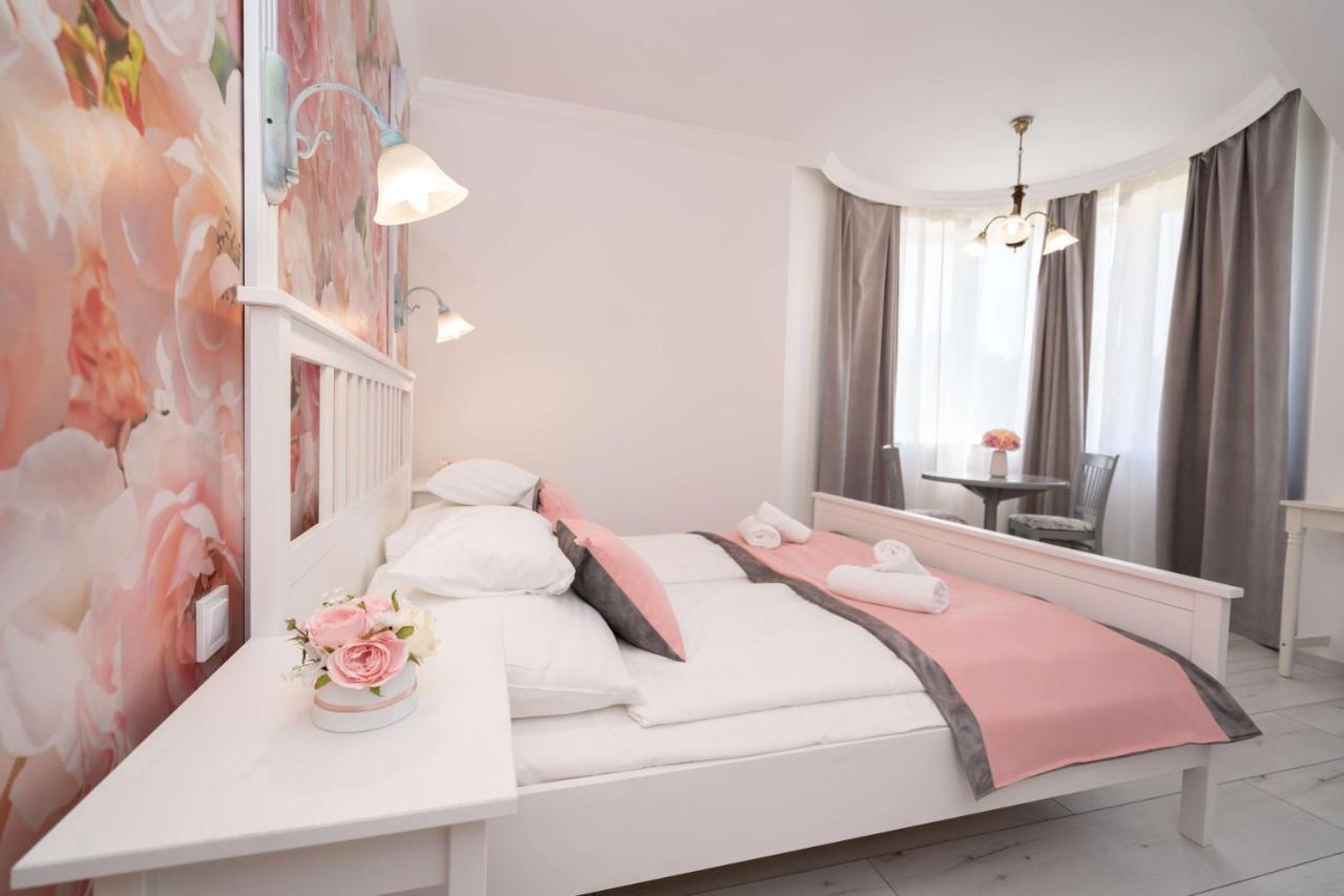 Villa Rose Garden Nyíregyháza Exteriör bild