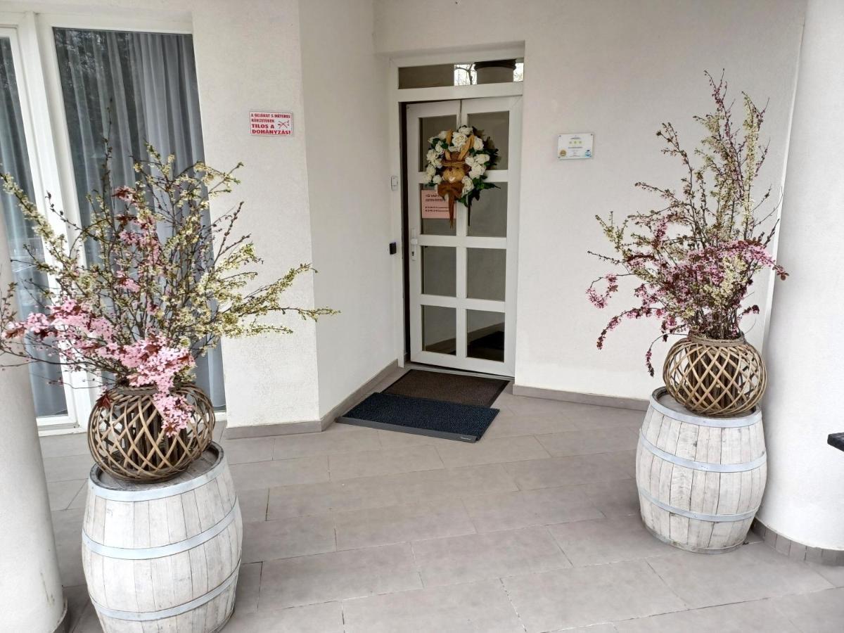 Villa Rose Garden Nyíregyháza Exteriör bild