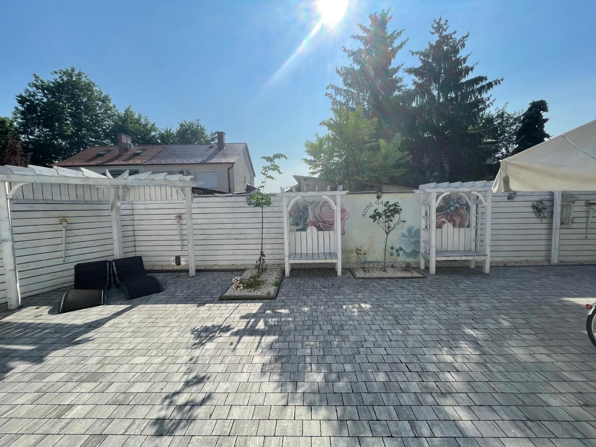 Villa Rose Garden Nyíregyháza Exteriör bild